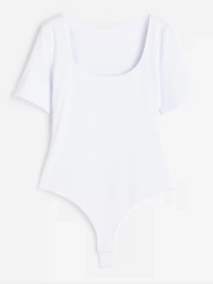 Vit body  - Snygg vit body ifrån H&M i storlek S. Bodin har en fyrkantig halsringning och string