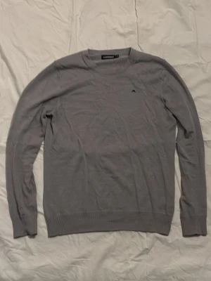 J.lindeberg - En riktigt stilren tröja från j.lindeberg. Det är en storlek M men har krympts i tvätten så passar numera som en S. Vid frågor är det bara att höra av sig. A=43cm B=42cm C= 38cm D=59cm