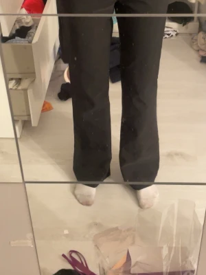 Svarta bootcut  kostymbyxor - Fina kostym byxor från madlady i modellen Drew low säljer pga att jag inte använder dem och de sitter även inte som jag vill därav så ingen användning 