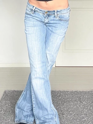 Levis - Midjemått: 36cm rakt över, innerbenslängd: 85cm 💗