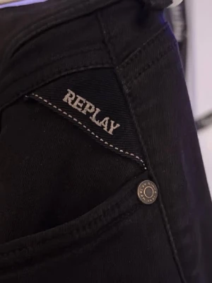 Svarta jeans från Replay - Snygga svarta jeans från Replay med klassisk femficksdesign och detaljerade sömmar. Jeansen har en diskret logga på fickan och metallknappar med Replay-märkning. Materialet är troligtvis bomull med stretch för skön passform.