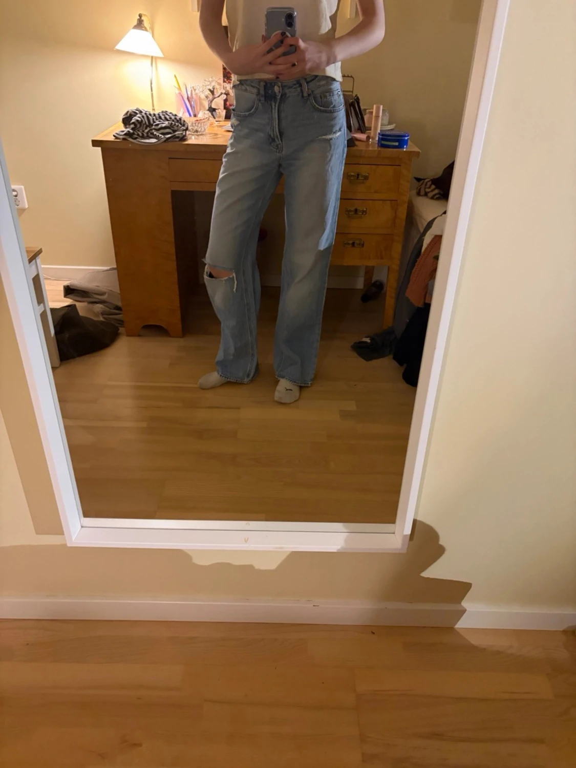 Ljusblå raka jeans med hål på knät - 1