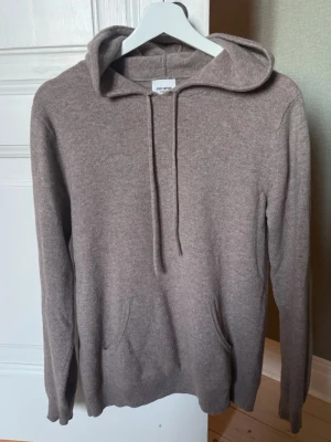 Cashmere hoodie - Säljer denna fina, beiga Cashmere hoodie från John Henric. Hoodien är i fint skick, men hålen för snöret har töjts ut lite. Storlek M, kan passa S. Hör av dig vid frågor!