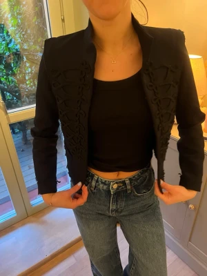 Trendig Napoleon jacka   - Så snygg, kort i modellen och najs att klä upp och ner. 🤍 Stl S men passar även XS. Använd fåtal gånger och bra skick. 