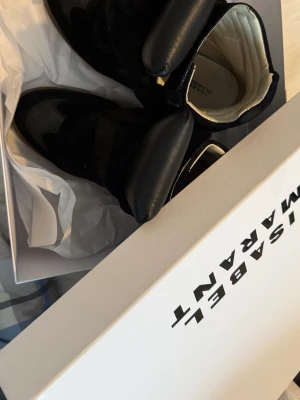 Isabel Marant Bekett svarta sneakers - Säljer ett par ikoniska Bekett sneakers från Isabel Marant i svart. Använda 3 gånger! Köpta från NK 2025