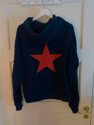 Mörkblå hoodie med röd stjärna - Säljer denna coola hoodie från Subtuded!
