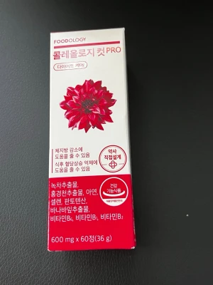 Foodology Coleology Cut PRO kosttillskott - Foodology Coleology Cut PRO är ett kosttillskott i tablettform med extrakt från grönt te, röda druvor, bananblomma samt vitaminer som B6, B1 och B2. Förpackningen är vit och röd med en stor röd blomma på framsidan. Innehåller 60 tabletter (600 mg/st).