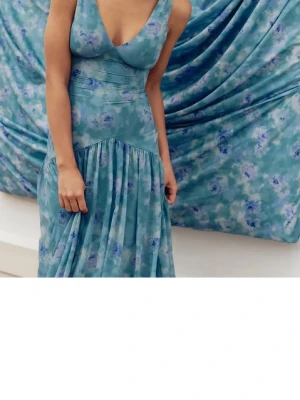 Adoore Toulouse klänning - Dusty blue i design Toulouse, helt nyinköpt och oanvänd. Kan skicka fler bilder på klänningen om så önskas. Nypris 1595, pris kan diskuteras till viss del.