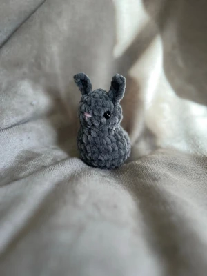 Virkad mini kanin - Kaninen är ca 10 cm hög 🌸 obs kaninen har Säkerhetsögon som inte rekommenderas för barn under tre år! 