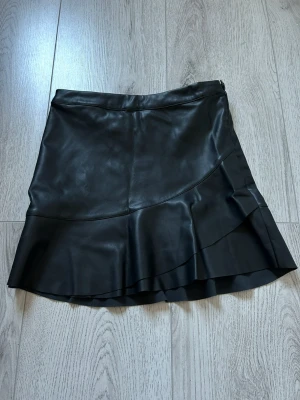 Svart skinnkjol från KappAhl - Säljer en skinnkjol från Kappahl 