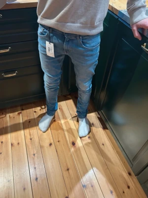 Tiger of Sweden jeans  - Säljer ett par ljusblå slim fit jeans från Tiger of Sweden.  De är helt nya och storlek W29 L32