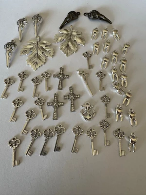 Paket med berlocker (pris gäller alla) - Säljer av material som jag använt för att göra smycken. Har 2025 tillverkat och sålt smycken för över 50.000kr så är något folk uppskattar (om man håller låga priser) . Nu har jag dock tappat intresset så säljer av allt jag har. Kolla gärna in andra annonser   I denna annons hittar du berlocker för smyckestillverkning . 