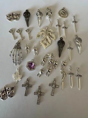 Berlocker (pris gäller alla) - Säljer av material som jag använt för att göra smycken. Har 2025 tillverkat och sålt smycken för över 50.000kr så är något folk uppskattar (om man håller låga priser) . Nu har jag dock tappat intresset så säljer av allt jag har. Kolla gärna in andra annonser   I denna annons hittar du berlocker för smyckestillverkning . 