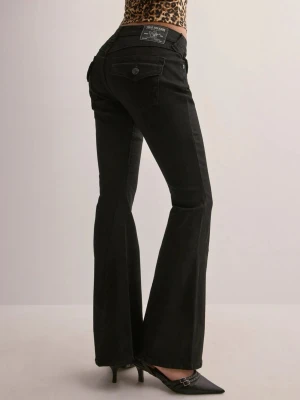 True religion Jeans Joey Low rise flare  - Säljer ett par jeans ifrån True religion i modell Jory Low rise flare. Jeansen är uppsydda och passar mig som är 156-158cm🙌🏻 