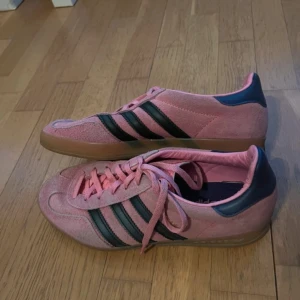 Adidas Gazelle - Supersnygga sneakers i bra skick, ganska lite använda men blivit smutsiga!😇💖 Väldigt bekväma och fräscha! Storlek 38 2/3 Perfekt för att få en touch färg till din outfit💖