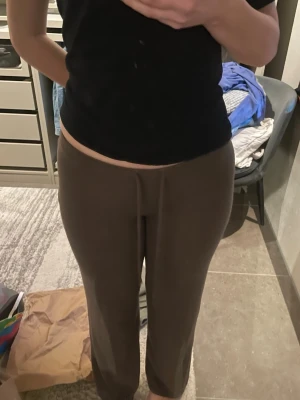 Bruna mjukisbyxor med rak passform - Mysiga bruna mjukisbyxor med rak passform och resår i midjan. Byxorna har en enkel design utan synliga loggor eller detaljer och är perfekta för en avslappnad stil. Tillverkade i ett mjukt och stretchigt material som känns skönt mot huden. De populära chill pants dem är nyligen inköpta men alldelses för korta för mig som är 167.