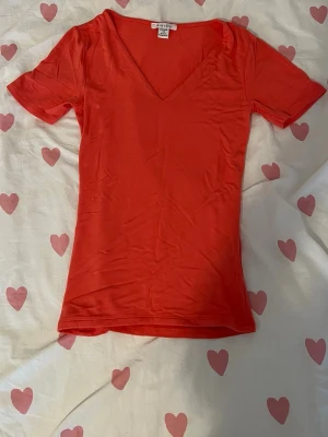 Röd V-ringad topp från Amisu - Säljer en röd V-ringad topp från Amisu. Den är oanvänd dock har den inte prislappen. Jag säljer denna eftersom att den var lite för stor på mig. Om du har frågor så är det bara att fråga på❤️