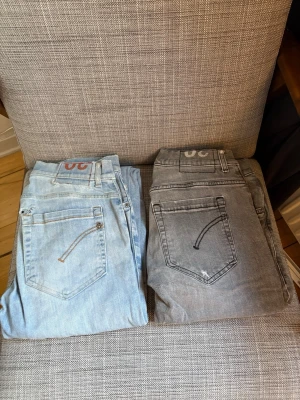 Dondup george  - Säljer två par Dondup med modellen George (båda i storlek W30). Skicket på det blåa paret ligger runt 7/10 och det gråa 8/10, just på grund av defekter som förekommer i bilderna. De små hålen är väldigt lätt att laga!