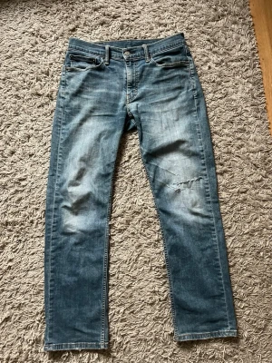 Vintage levis jeans - Säljer ett par riktigt snygga vintage jeans från levis. Modellen är 514 och storlek 31w 30l. Dom har en riktigt snygg vintage tvätt och snygga slitningar på knät och lite vid fot öppningen.      Pris: 600, kan diskuteras