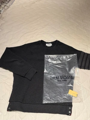 Thom Browne Tröja - Säljer denna snygga Thom Browne tröjan för riktigt bra pris! Bästa kvalite. Går ner vid snabb och smidig affär✅ Tags och orginal påse följs med🔥🛍️