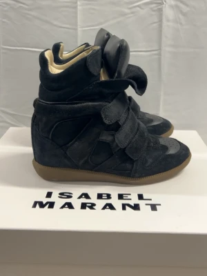 Isabel Marant Skor - isabel marant skor Storlek: 39 Pris: 4799kr. Skick: 9,3/10 Inkl: Box. Etc: Priset ej hugget i sten.
