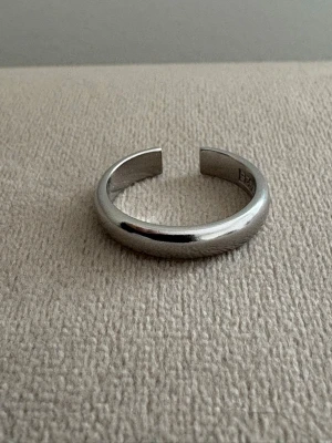  Handgjord Silver 925 Sterling Ring - Minimalist, Rounded - Justerbar  -  Handgjord Silver 925 Sterling Ring - Minimalist, Rounded                                                                          - Material: Äkta Sterling Silver (925-silverstämpel)   - Design: Handgjord, Minimalist, Rounded edges  - Passar: Kvinna – bekväm passform/justerbar - Skick: Helt ny   - Frakt: Alltid snabb leverans   💫 Se även mina övriga annonser för fler stilrena silverringar. Mängdrabatt tillämpas 💫
