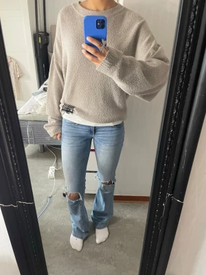 Stickad tröja - Suuper gullig stckad tröja i storlek S. Den är verkligen så mysig att ha på sig❣️