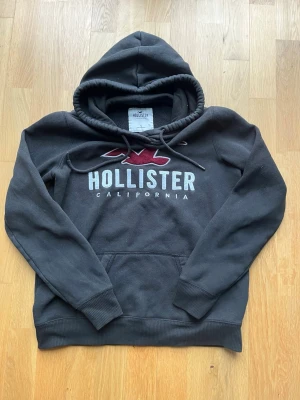 Svart Hollister Hoodie - Säljer en svart Hollister hoodie i storlek S. Tröjan har inga defekter, kom PM för fler bilder eller andra funderingar!
