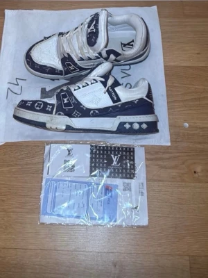 Feta skor - Säljer ett par skor i bra skick med loggor. Blå & vitt är färgerna. Varan är ej huggen i sten.