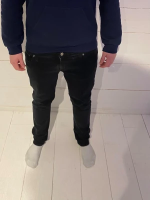 Nudie jeans - Säljer ett par nudie jeans i slim fit. Storlek W:34 L:32. Jeansen har en liten defekt vid knät men syns inte vid användning.