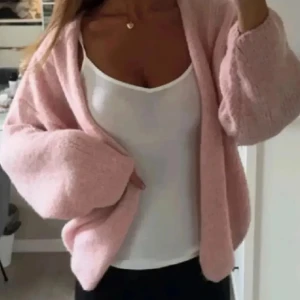 Ljusrosa stickad kofta från Lindex  - ! Lånad bild!Kan eventuellt byta mot grå eller beige likadan tröja mot denna, den är i strl xs-s och vill gärna byta mot samma storlek 💕mer bilder tas dm💕