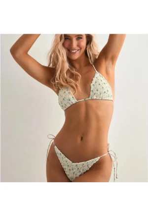 Söt bikini - Hej💕 säljer denna jättefina och somriga bikinin från Nelly. Aldrig använd bara testad och trosorna var tyvärr förstora därför säljer den vidare. Överdelen är i stl xxs och underdelen i stl xs. Skriv om ni har frågor osv!!💕💕