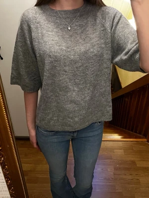 Grå stickad t-shirt - Grå stickad tröja med trekvarts ärmar från lager 157  i storlek xs men passar även s