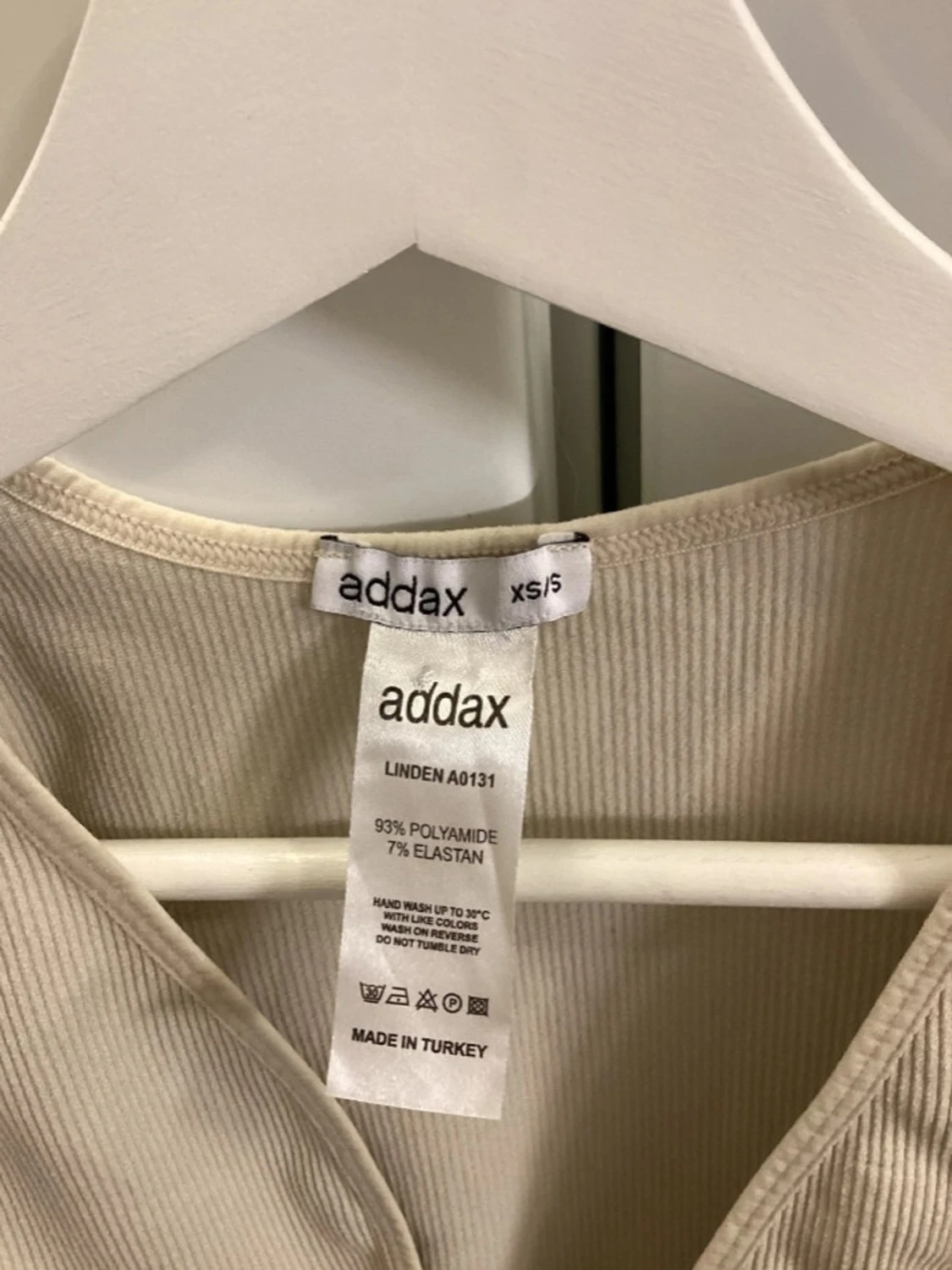 Beige ribbad crop top med djup urringning - 3