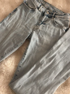Ljusblåa flare jeans från Bikbok  - Ljusblåa bootcut/flair jeans från Bikbok. De är somriga och stretchiga, prefekt för sommaren. På andra bilden ser man färgen lite bättre. De är nästan helt oanvända och sitter otroligt bra. Skriv till mig ifall ni vill se dem på💕