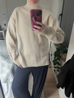 H&M polo tröja  - H&M polo stickad tröja! Sparsamt använd! 💕