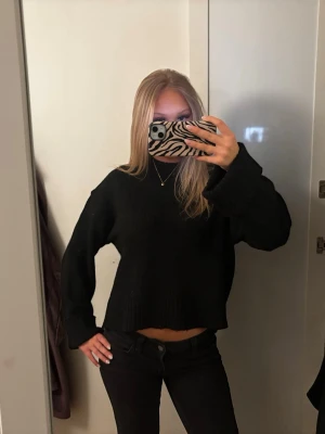 Svart stickad tröja - En svart stickad tröja🖤🖤