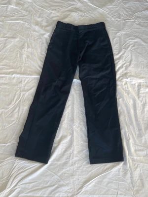 Kostymbyxor  - Mörkblå Dickies kostymbyxor i storlek W30 L32. 
