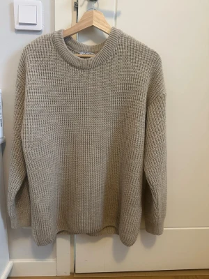 Beige översized tröja i stl M  - Passar även en storlek L :) tröjan är i fint begagnat skick, det enda anmärkningsbara är att noppor förekommer :)