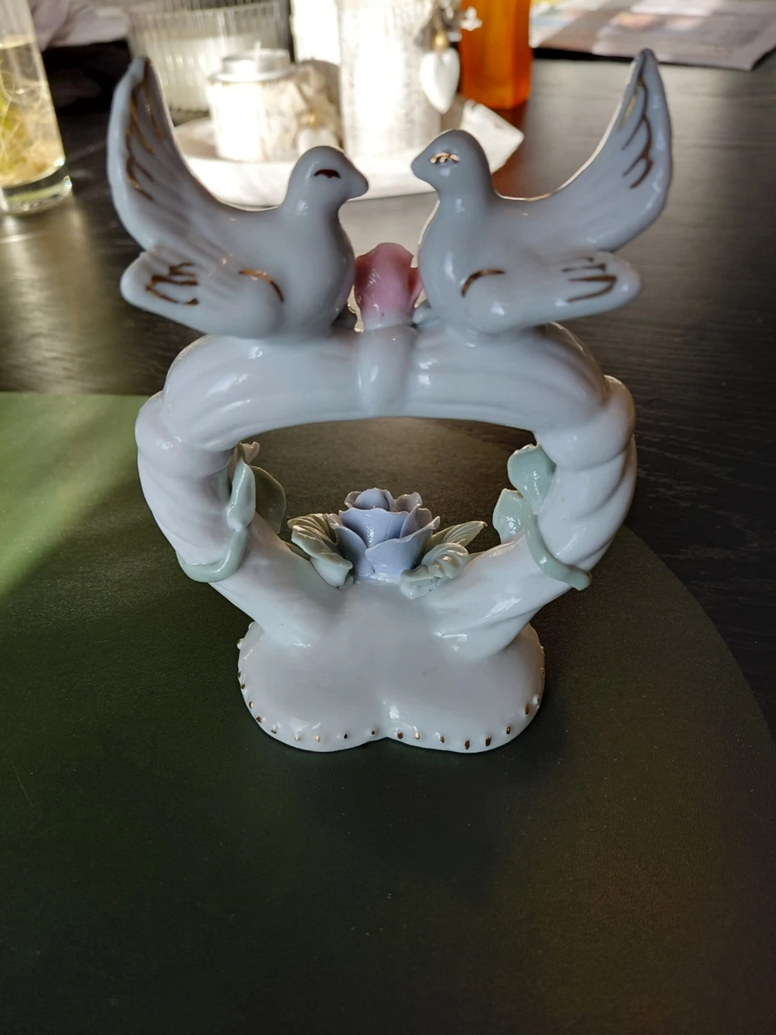 Porslinsprydnad med duvor och blommor - 1