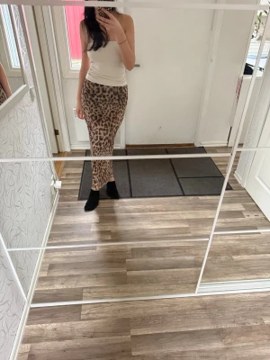 Leopardmönstrad långkjol - Säljer en snygg långkjol med leopardmönster. 