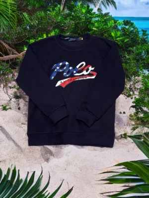 Mörkblå sweatshirt Polo Ralph Lauren - Säljer denna relativt eftertraktade polo Ralph laurent sweatshirten, priset är förhandlingsbart, fraktar samma dag med spårbar frakt, först till kvarn 🤝