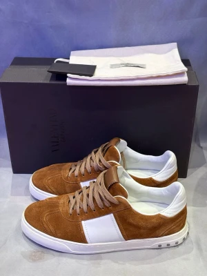 Valentino Flycrews bruna - Valentino Flycrews bruna | Tillverkas ej längre, väldigt eftertraktade | Skick - 9,5/10 | Flawless mocka och alla nitar är kvar | Inga defekter | Storlek - 41,5 kan även passa 42 | Box och dustbag medföljer vid köp | Hör av er vid frågor eller funderingar | Skixka gärna bud. 
