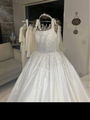  bröllopsklänning med släp - Säljer min egendesignade och handsydda bröllopsklänning från Tamar Mode. Nypris: 47 000 kr. Pris kan diskuteras  Storlek: XS Färg: Vit Detaljer: Justerbar underkjol och kemtvätt ingår.  Ni är varmt välkomna att komma och prova klänningen vid intresse. 