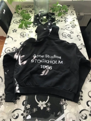 Svart hoodie Acne Studios Stockholm - Svart hoodie från Acne Studios i storlek Small. Måtten:   