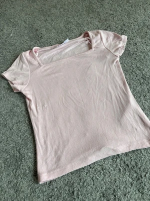 Ljusrosa topp från Gina Tricot - Söt ljusrosa topp med korta ärmar, fint mjukt tyg. Kommer ej till användning.