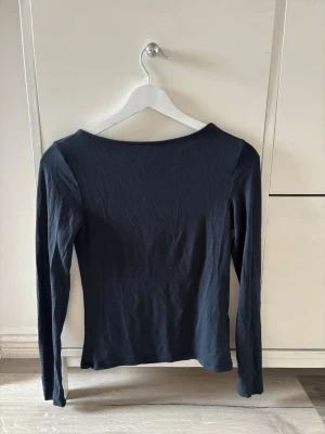 Marinblå långärmad topp  - En enkel och stilren marinblå långärmad topp med rund halsringning. Tillverkad i mjuk bomull som sitter bekvämt mot kroppen. Perfekt att matcha med jeans eller kjol för en clean look. Använd fåtal gånger💕