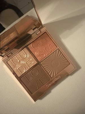 Nudegasm Face Palette från Charlotte Tilbury - Nudegasm Face Palette från Charlotte Tilbury med blush, highlighter, contour och bronzer. Paletten har fyrkantig form och kommer i ett lyxigt, roséguldigt plastetui med spegel. Denna vara var limiterad och säljs inte längre. Det enda som är använt är blushen vilket är ett fåtal gånger.