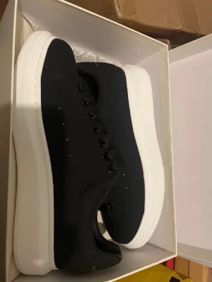 Alexander mcqeen skor - Säljer helt oanvända skor i ny skick som kommer med box för sjuk bra pris , skorna sitter i Stl 43-44