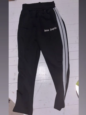 Palm Angels  - Säljer nu mina Palm byxor! Använder inte längre så självklart kan vi diskutera pris!  Litet bränn märke vid knät men det är inget man tänker på!
